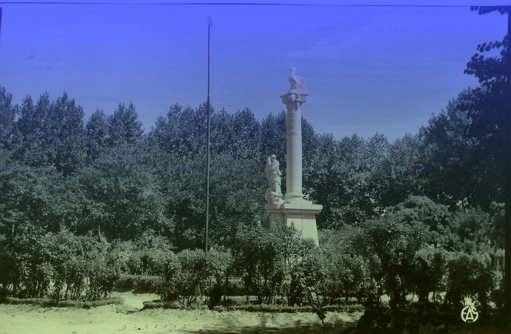 Tiaret 509- Monument aux morts.jpg
